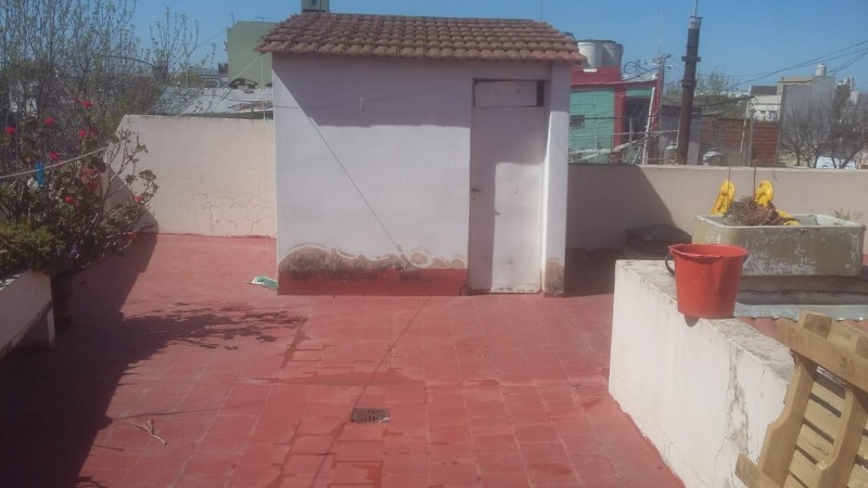 GALPON CON VIVIENDA DE 3 AMBIENTES CON SALIDA A DOS CALLES