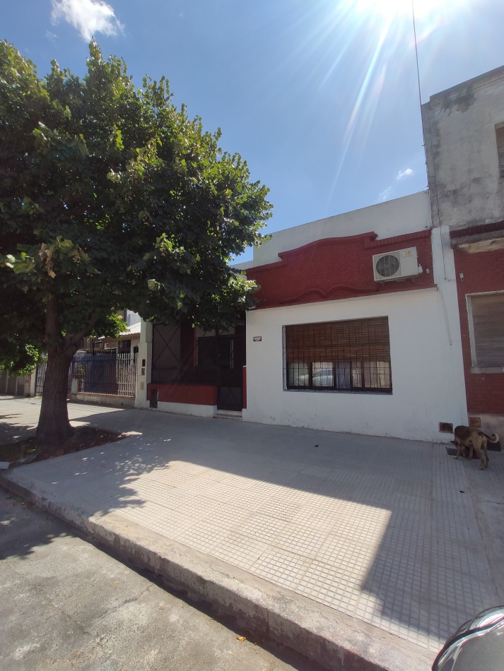 CASA DE 4 AMBIENTES, LOTE PROPIO, CON PATIO Y TERRAZA, A MTS AV LOS CORRALES