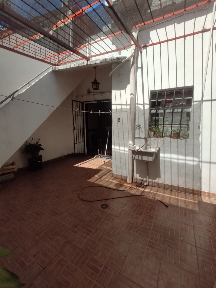 CASA DE 4 AMBIENTES, LOTE PROPIO, CON PATIO Y TERRAZA, A MTS AV LOS CORRALES