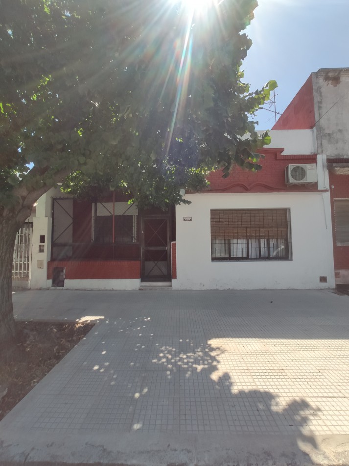 CASA DE 4 AMBIENTES, LOTE PROPIO, CON PATIO Y TERRAZA, A MTS AV LOS CORRALES