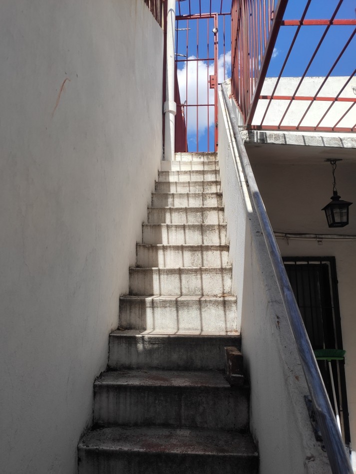 CASA DE 4 AMBIENTES, LOTE PROPIO, CON PATIO Y TERRAZA, A MTS AV LOS CORRALES