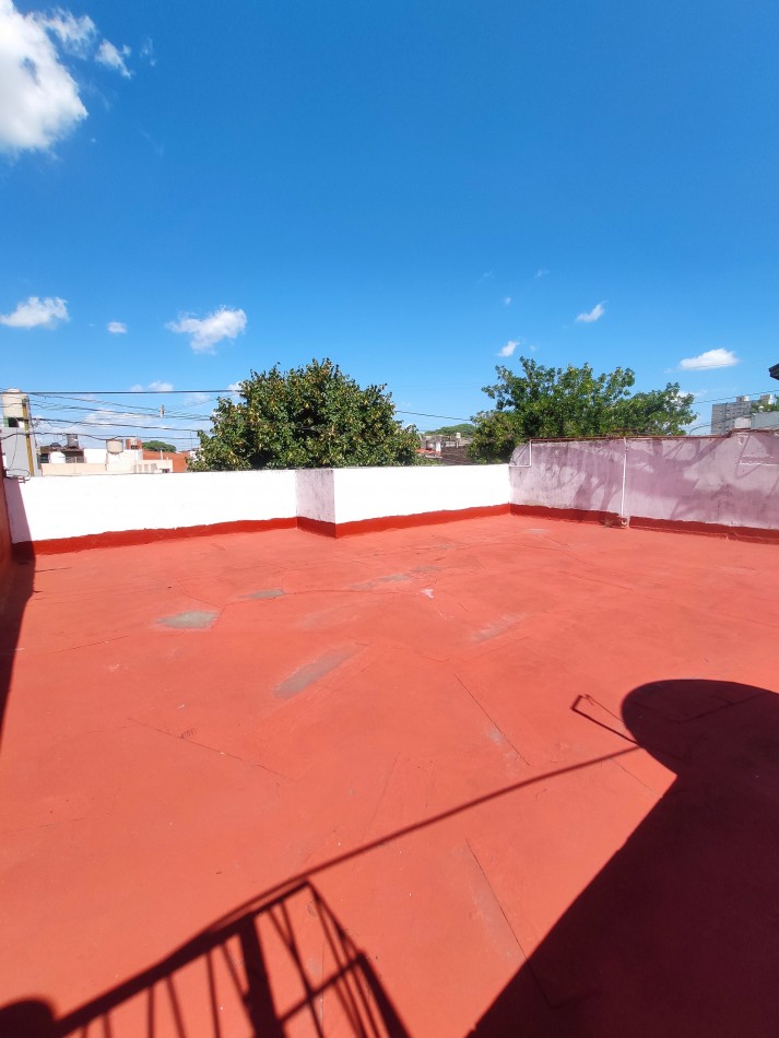 CASA DE 4 AMBIENTES, LOTE PROPIO, CON PATIO Y TERRAZA, A MTS AV LOS CORRALES