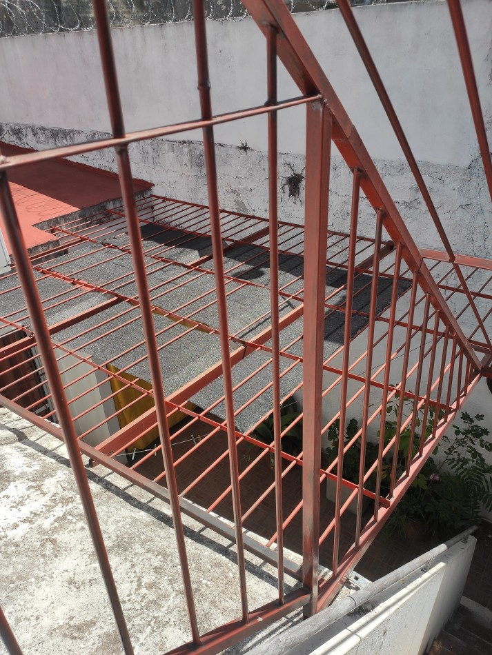 CASA DE 4 AMBIENTES, LOTE PROPIO, CON PATIO Y TERRAZA, A MTS AV LOS CORRALES
