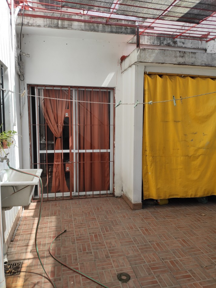 CASA DE 4 AMBIENTES, LOTE PROPIO, CON PATIO Y TERRAZA, A MTS AV LOS CORRALES
