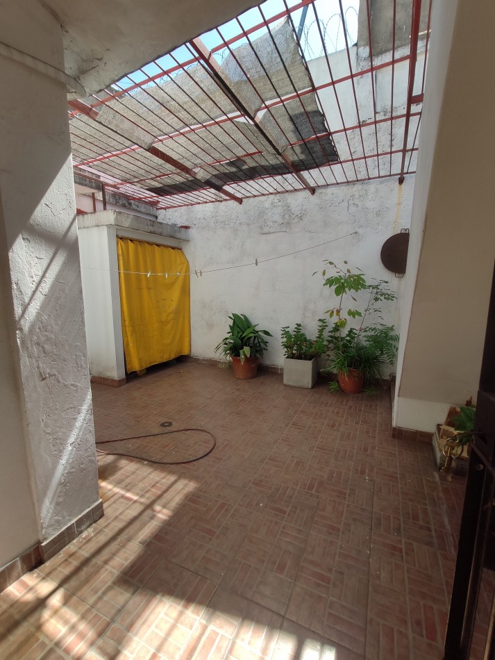 CASA DE 4 AMBIENTES, LOTE PROPIO, CON PATIO Y TERRAZA, A MTS AV LOS CORRALES
