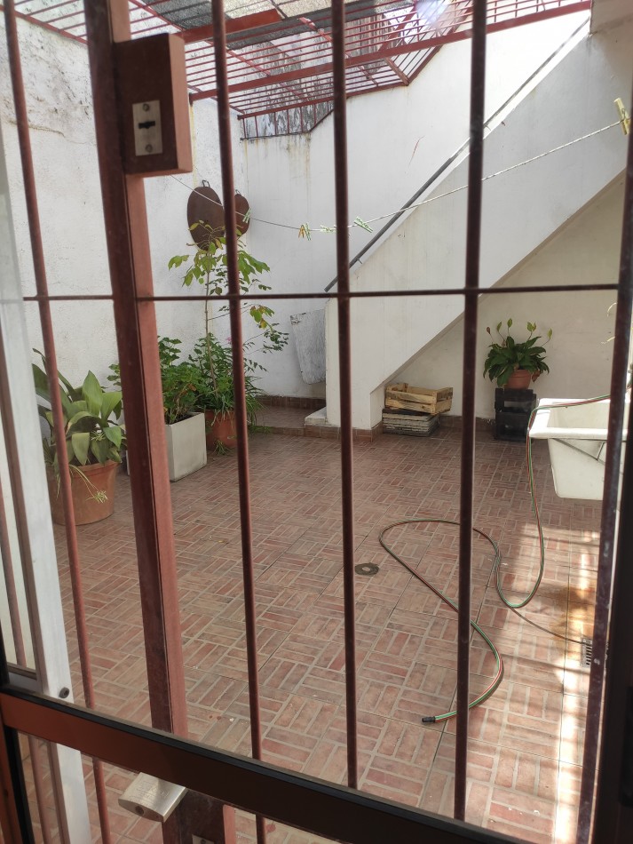 CASA DE 4 AMBIENTES, LOTE PROPIO, CON PATIO Y TERRAZA, A MTS AV LOS CORRALES