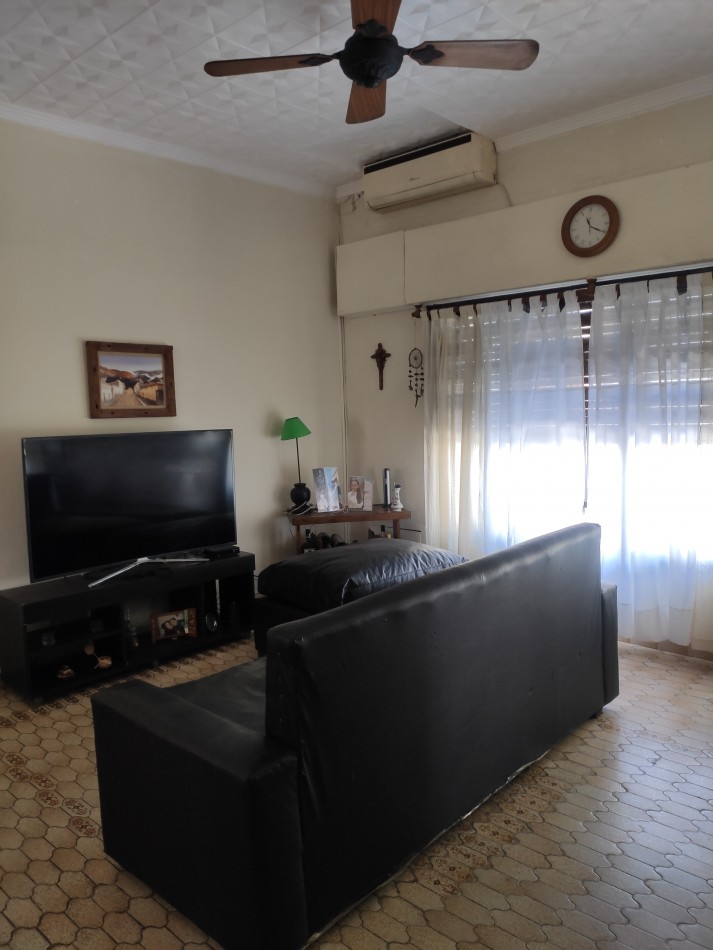 CASA DE 4 AMBIENTES, LOTE PROPIO, CON PATIO Y TERRAZA, A MTS AV LOS CORRALES