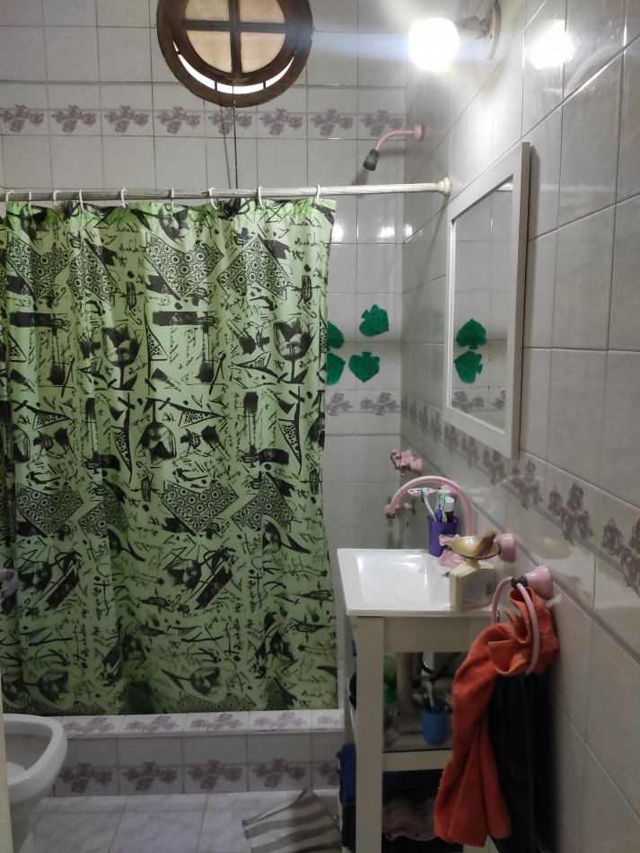 CASA DE 4 AMBIENTES, LOTE PROPIO, CON PATIO Y TERRAZA, A MTS AV LOS CORRALES