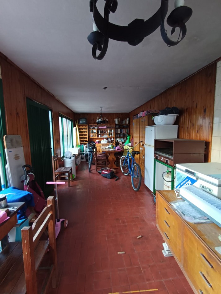 RETASADA!! HERMOSA CASA DE 3 AMB. CON GARAJE Y FONDO LIBRE, MTS DE AV E CASTRO.