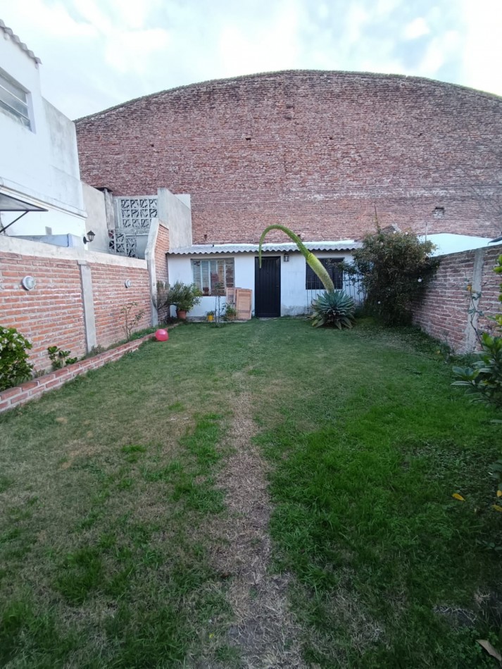 RETASADA!! HERMOSA CASA DE 3 AMB. CON GARAJE Y FONDO LIBRE, MTS DE AV E CASTRO.