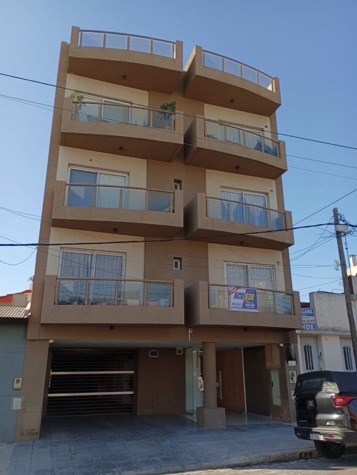 DEPARTAMENTO 2 AMBIENTES CON COCHERA EN EXCELENTE ESTADO