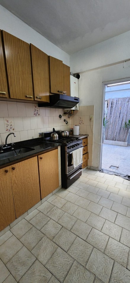 TIPO CASA EN PLANTA BAJA DE 3 AMB CON PATIO Y COCHERA