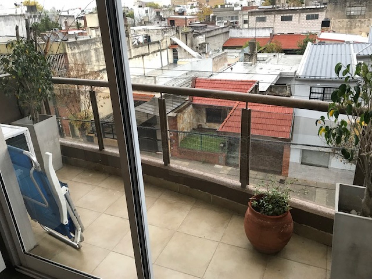DEPARTAMENTO 2 AMBIENTES CON COCHERA EN EXCELENTE ESTADO