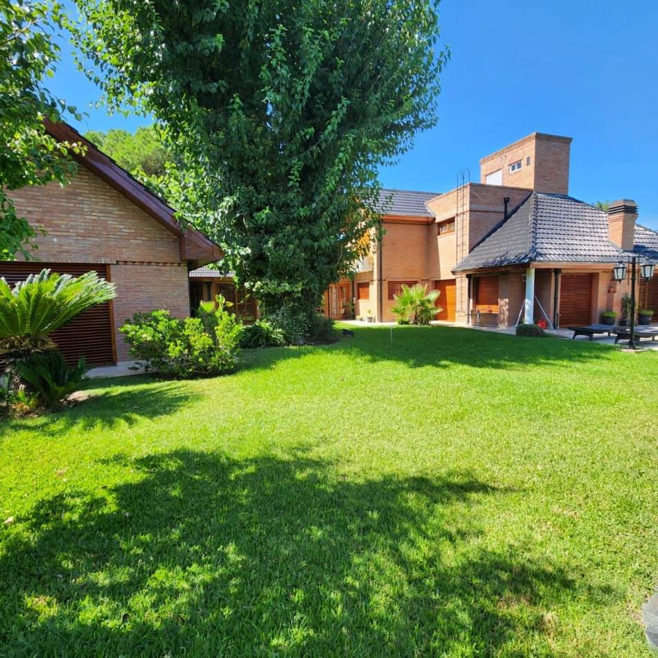 CASA 5 AMBIENTES EN BARRIO UNO, COMODIDADES DE LUJO