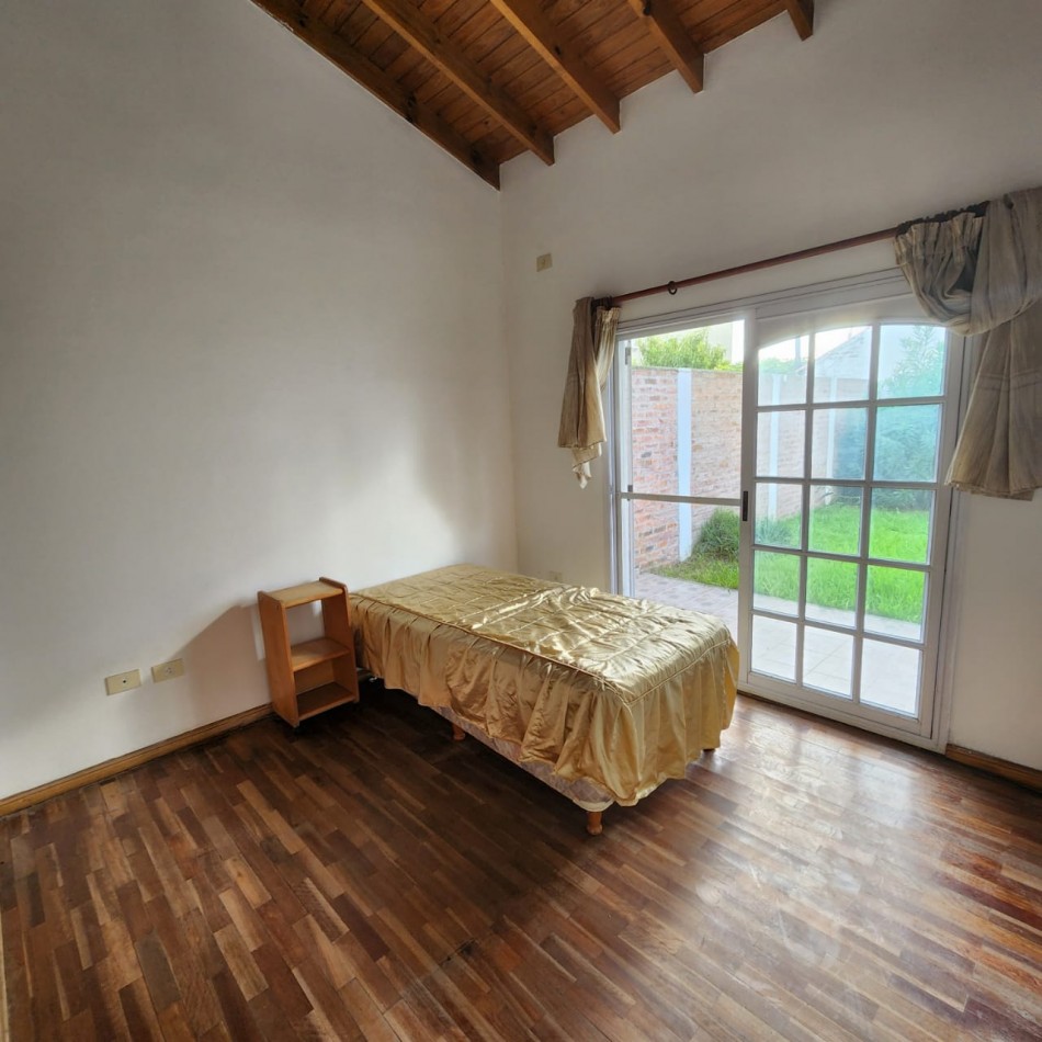 HERMOSA CASA, EN BARRIO UNO EZEIZA, 3 AMBIENTES CON GARAJE Y FONDO LIBRE