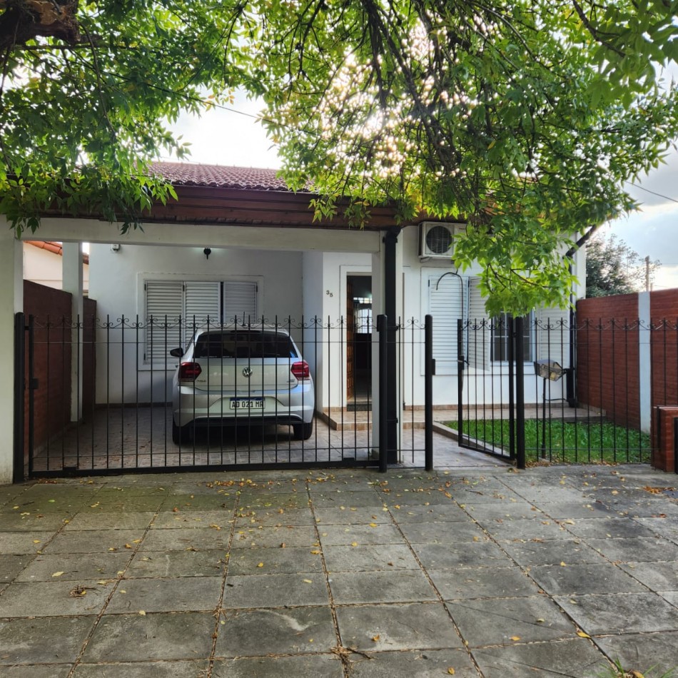 HERMOSA CASA, EN BARRIO UNO EZEIZA, 3 AMBIENTES CON GARAJE Y FONDO LIBRE