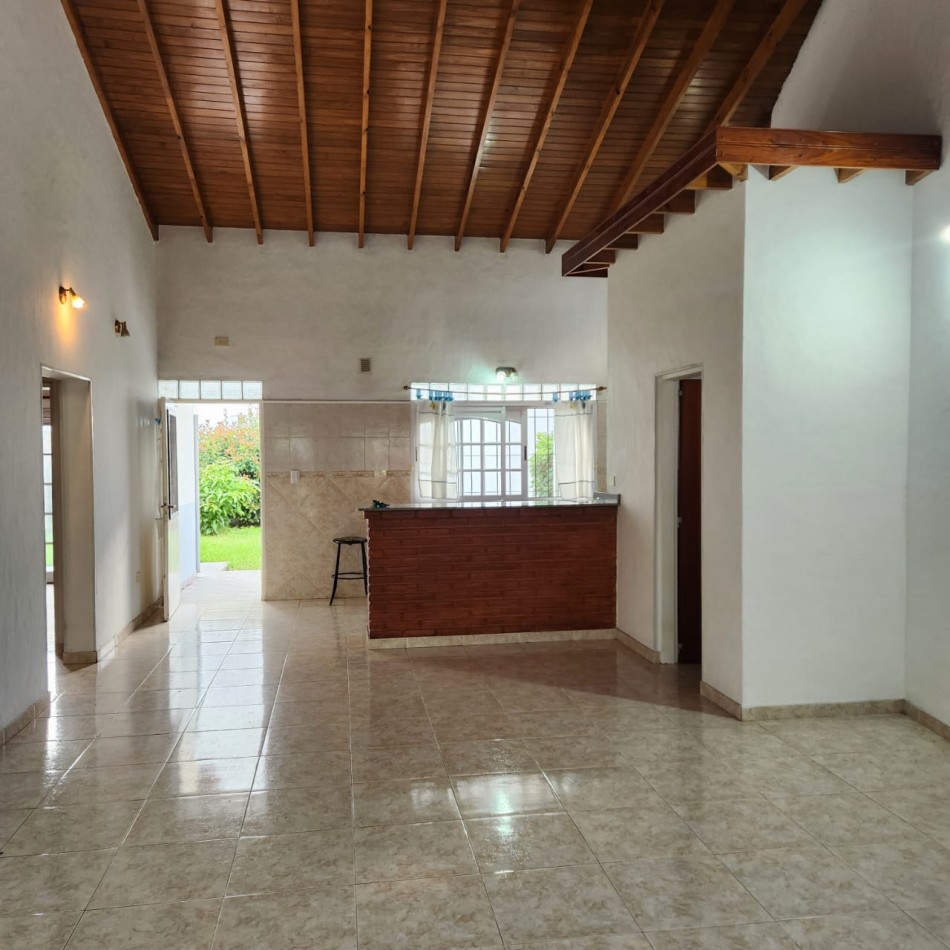 HERMOSA CASA, EN BARRIO UNO EZEIZA, 3 AMBIENTES CON GARAJE Y FONDO LIBRE
