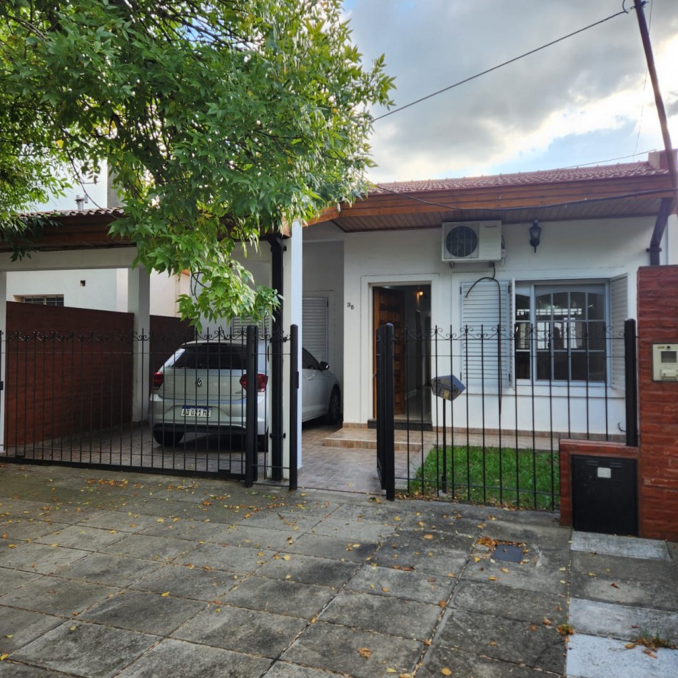 HERMOSA CASA, EN BARRIO UNO EZEIZA, 3 AMBIENTES CON GARAJE Y FONDO LIBRE