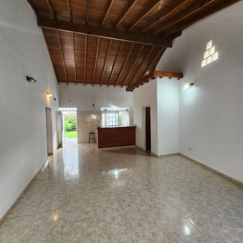 HERMOSA CASA, EN BARRIO UNO EZEIZA, 3 AMBIENTES CON GARAJE Y FONDO LIBRE