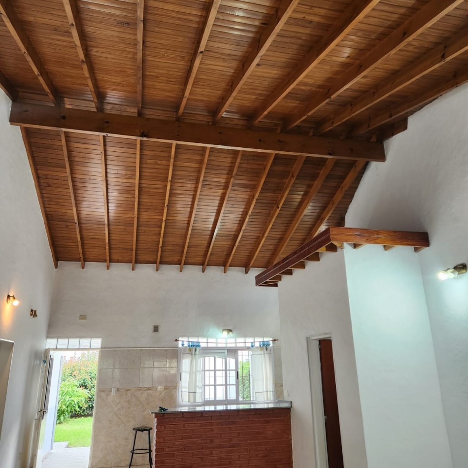 HERMOSA CASA, EN BARRIO UNO EZEIZA, 3 AMBIENTES CON GARAJE Y FONDO LIBRE