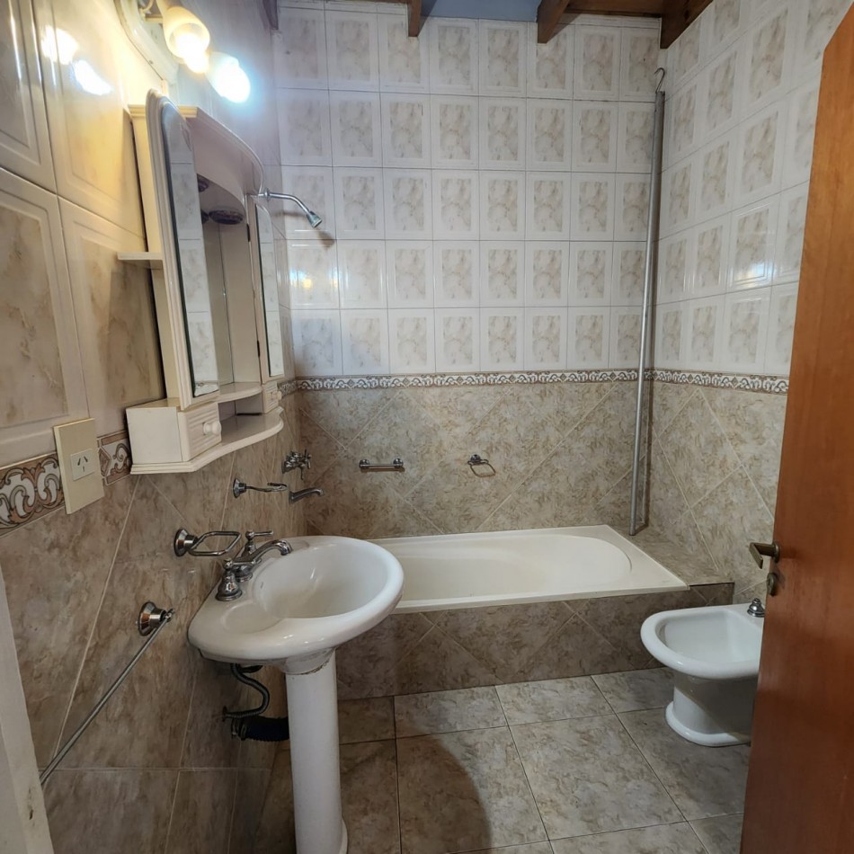 HERMOSA CASA, EN BARRIO UNO EZEIZA, 3 AMBIENTES CON GARAJE Y FONDO LIBRE