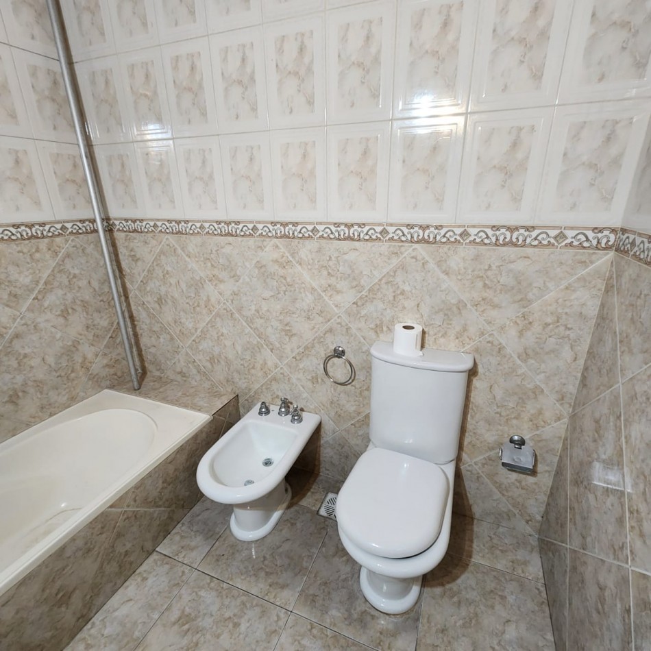 HERMOSA CASA, EN BARRIO UNO EZEIZA, 3 AMBIENTES CON GARAJE Y FONDO LIBRE