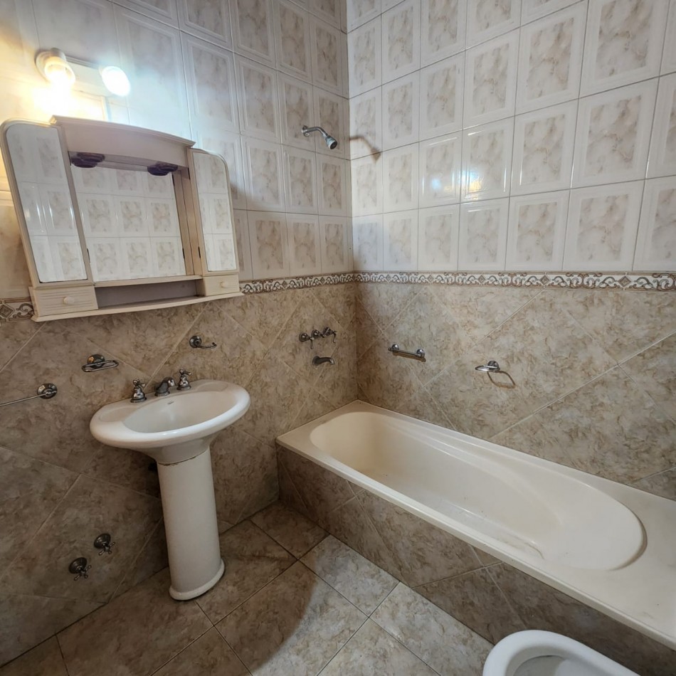 HERMOSA CASA, EN BARRIO UNO EZEIZA, 3 AMBIENTES CON GARAJE Y FONDO LIBRE