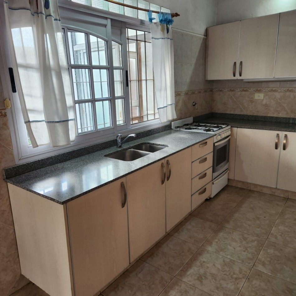HERMOSA CASA, EN BARRIO UNO EZEIZA, 3 AMBIENTES CON GARAJE Y FONDO LIBRE