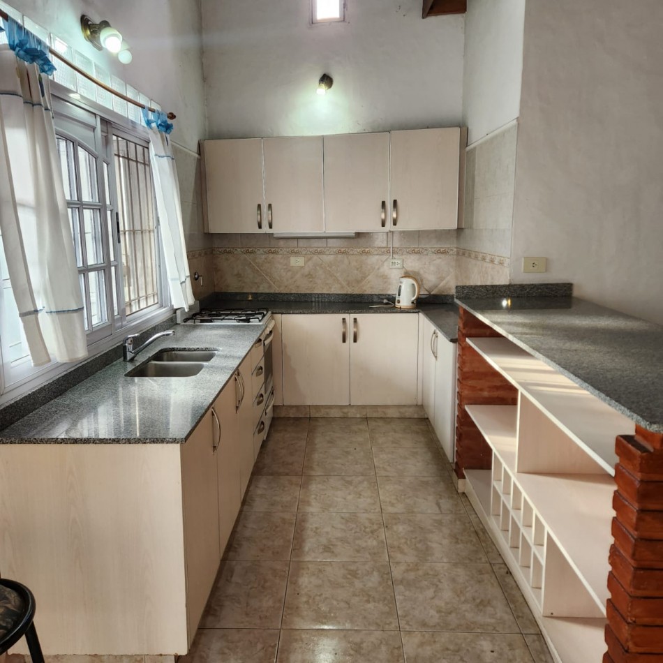 HERMOSA CASA, EN BARRIO UNO EZEIZA, 3 AMBIENTES CON GARAJE Y FONDO LIBRE