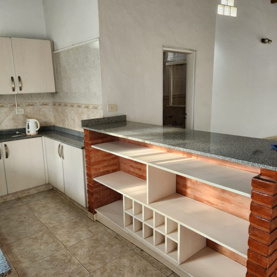 HERMOSA CASA, EN BARRIO UNO EZEIZA, 3 AMBIENTES CON GARAJE Y FONDO LIBRE