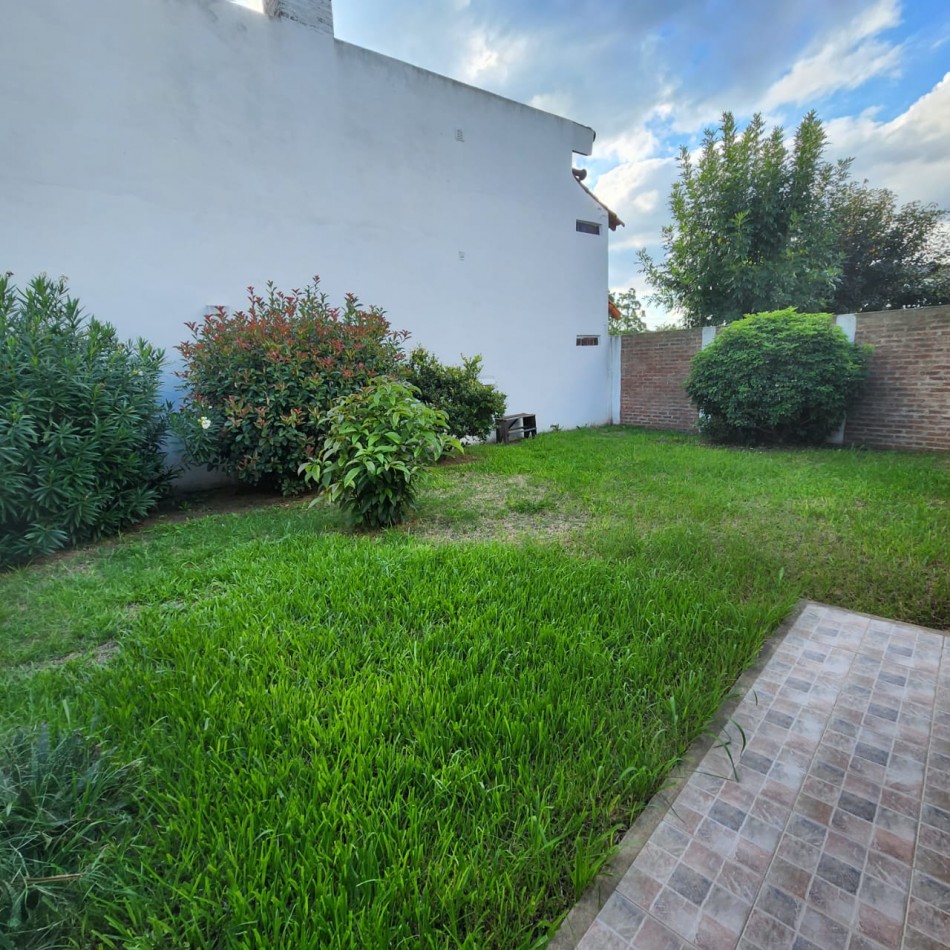 HERMOSA CASA, EN BARRIO UNO EZEIZA, 3 AMBIENTES CON GARAJE Y FONDO LIBRE