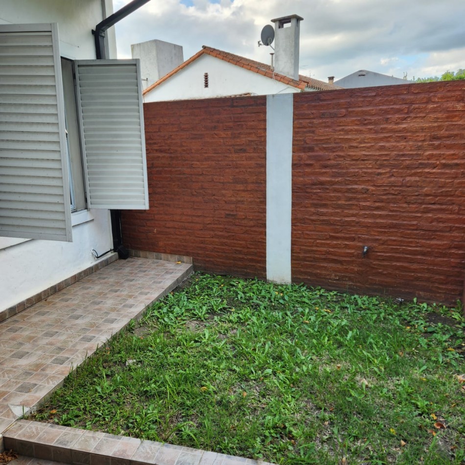 HERMOSA CASA, EN BARRIO UNO EZEIZA, 3 AMBIENTES CON GARAJE Y FONDO LIBRE