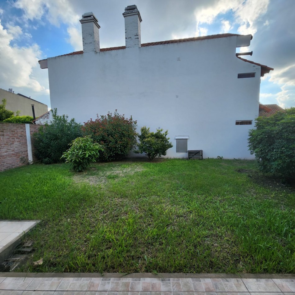 HERMOSA CASA, EN BARRIO UNO EZEIZA, 3 AMBIENTES CON GARAJE Y FONDO LIBRE