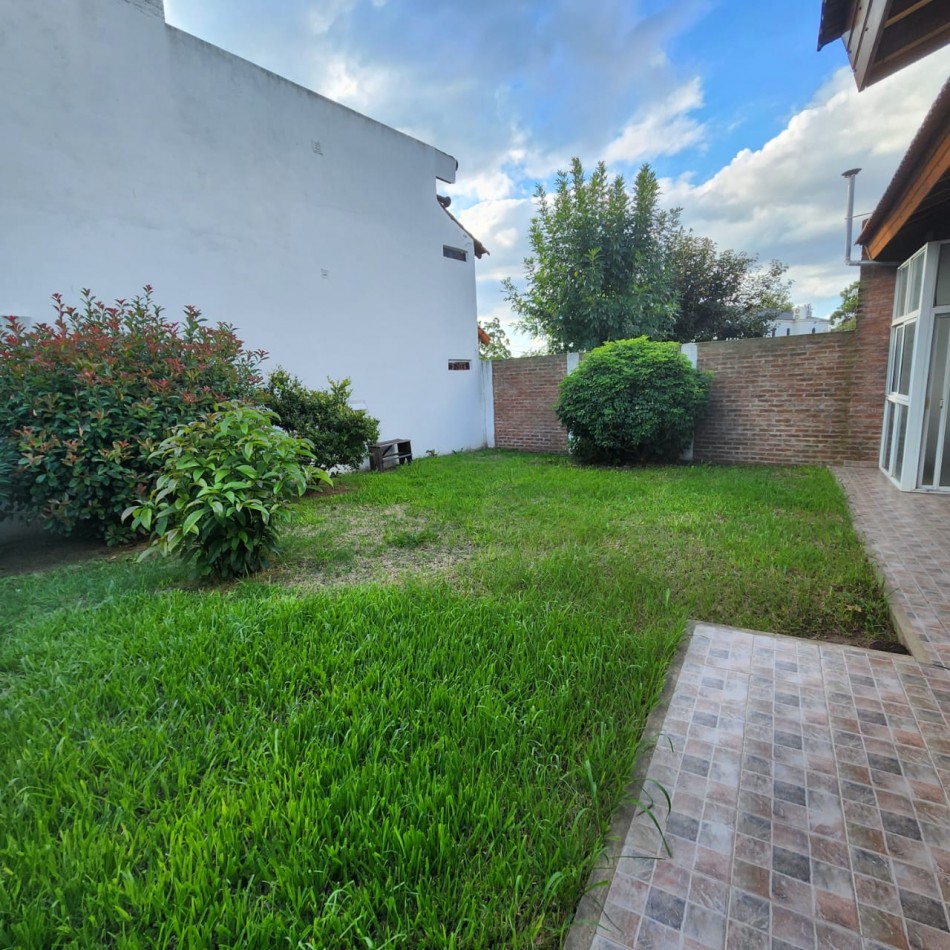 HERMOSA CASA, EN BARRIO UNO EZEIZA, 3 AMBIENTES CON GARAJE Y FONDO LIBRE