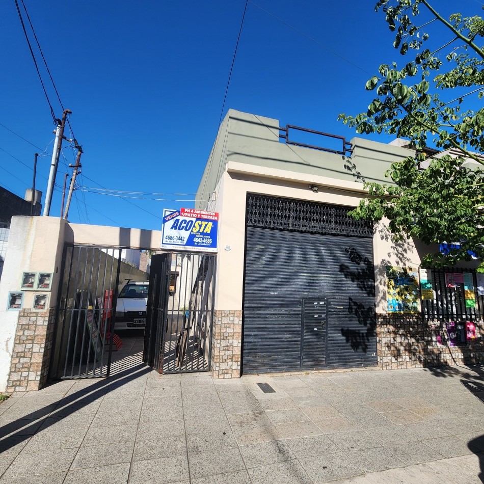 PH DE 3 AMBIENTES CON DOS PATIOS Y ENTRADA DE AUTO
