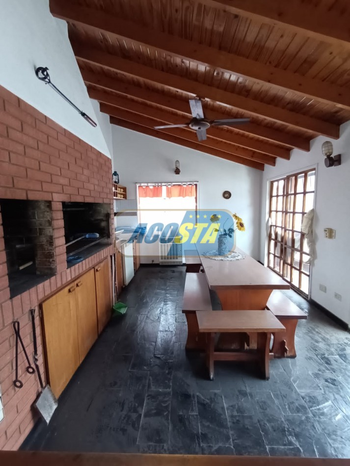 NUEVO PRECIO!!! CASA EN BARRIO NAON DE 5 AMB. SOBRE AV. E. CASTRO 