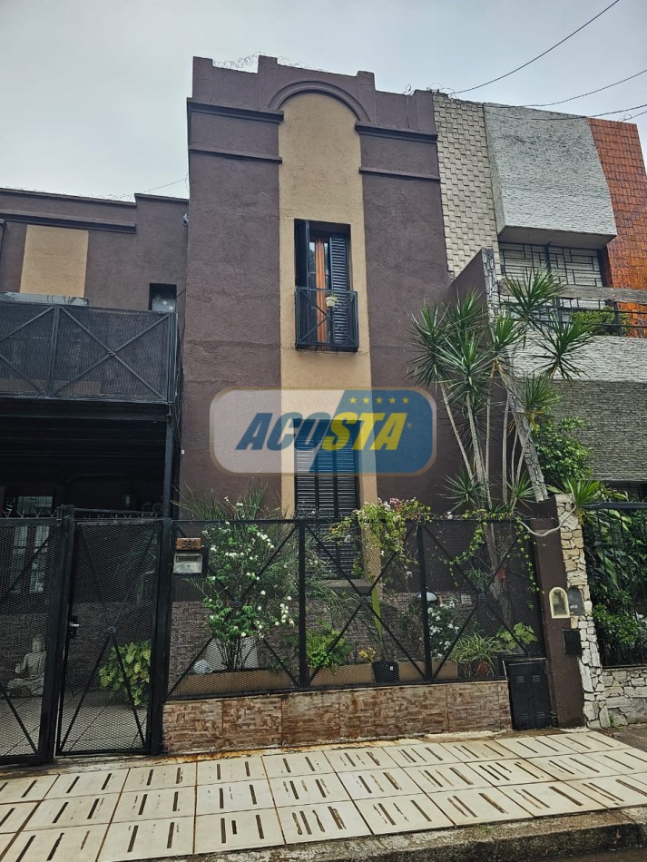 CASA 3 AMB, FRENTE A PARQUE, BARRIO MIL CASITAS REFORMADA.