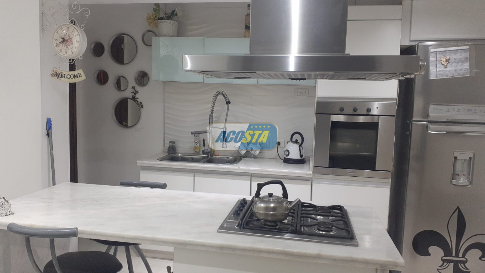 CASA 3 AMB, FRENTE A PARQUE, BARRIO MIL CASITAS REFORMADA.