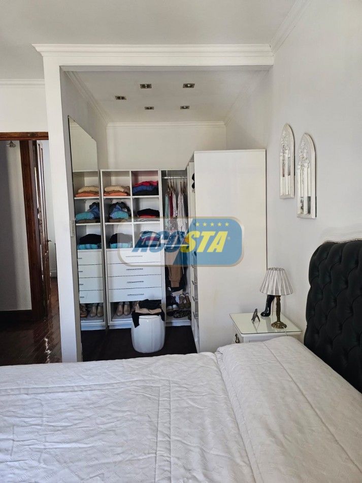 CASA 3 AMB, FRENTE A PARQUE, BARRIO MIL CASITAS REFORMADA.