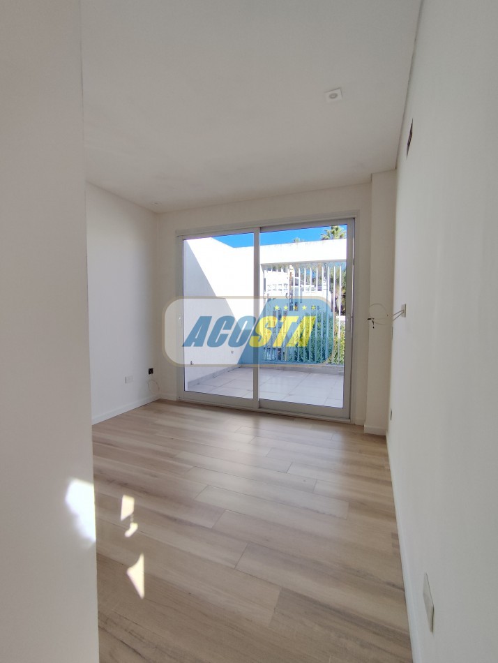 CASA 5 AMBIENTES A ESTRENAR CON JARDIN Y PISCINA, BARRIO NAON, UNICA!!