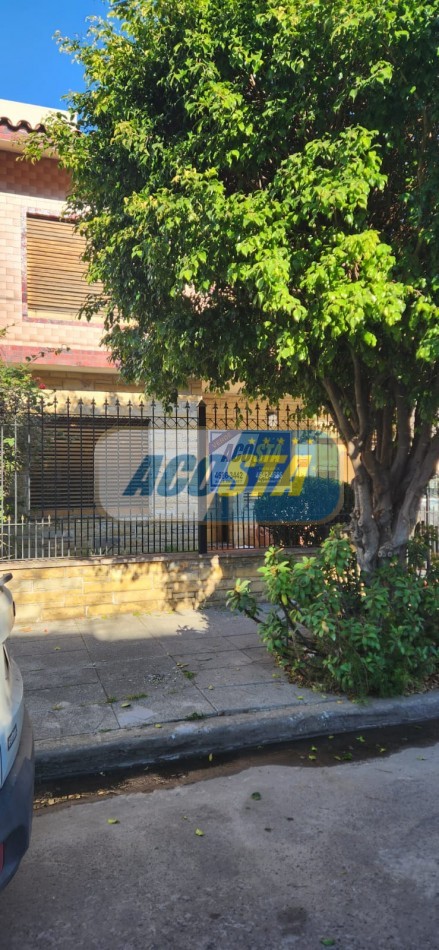 CASA 3 AMBIENTES EN BARRIO NAON, CON FONDO Y GARAGE