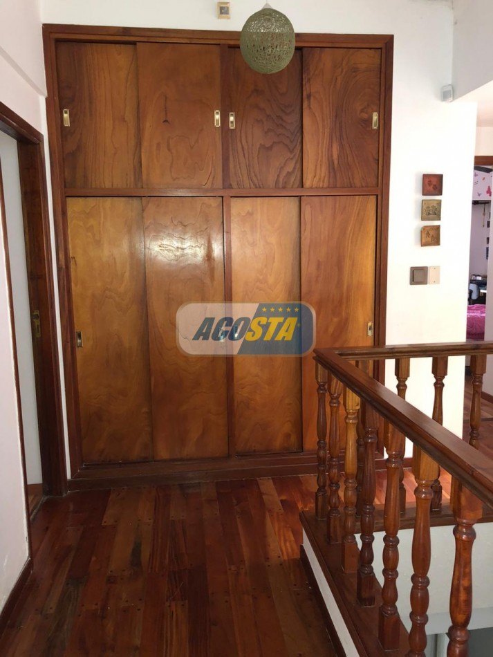 EXCELENTE CASA DE 5 AMBIENTES CON FONDO Y PISCINA