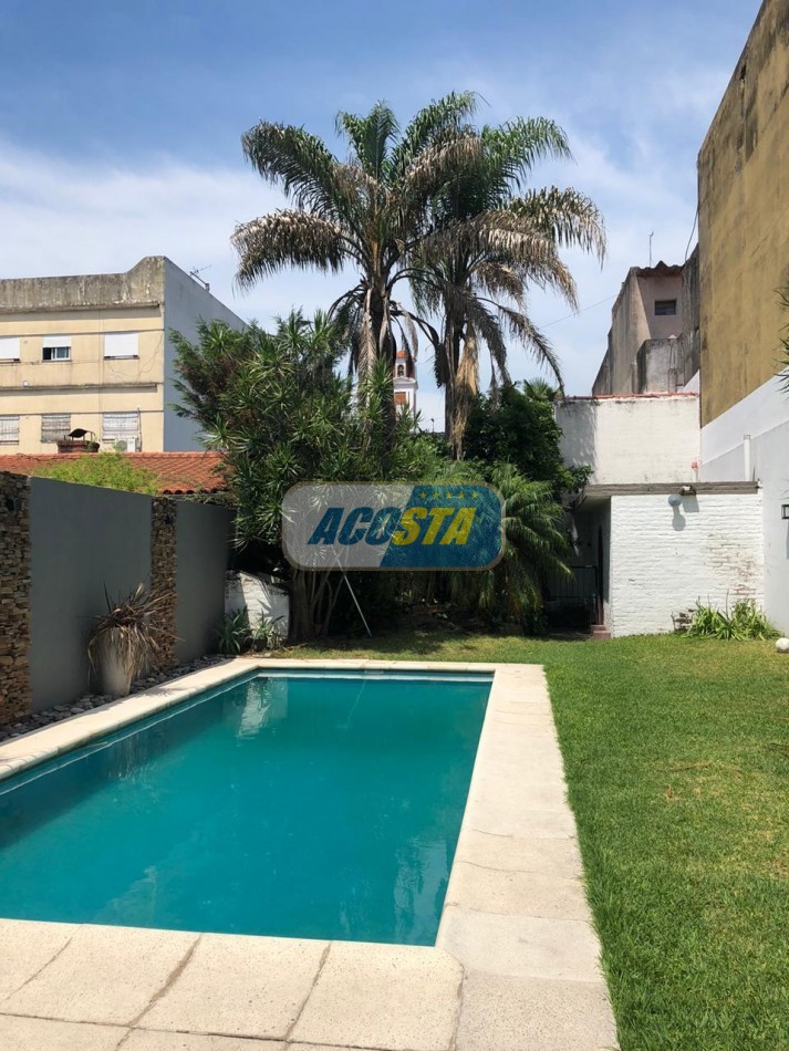 EXCELENTE CASA DE 5 AMBIENTES CON FONDO Y PISCINA