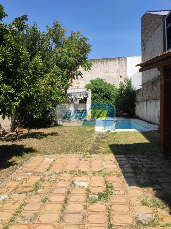 CASA DE 3 AMBIENTES CON FONDO LIBRE Y PILETA