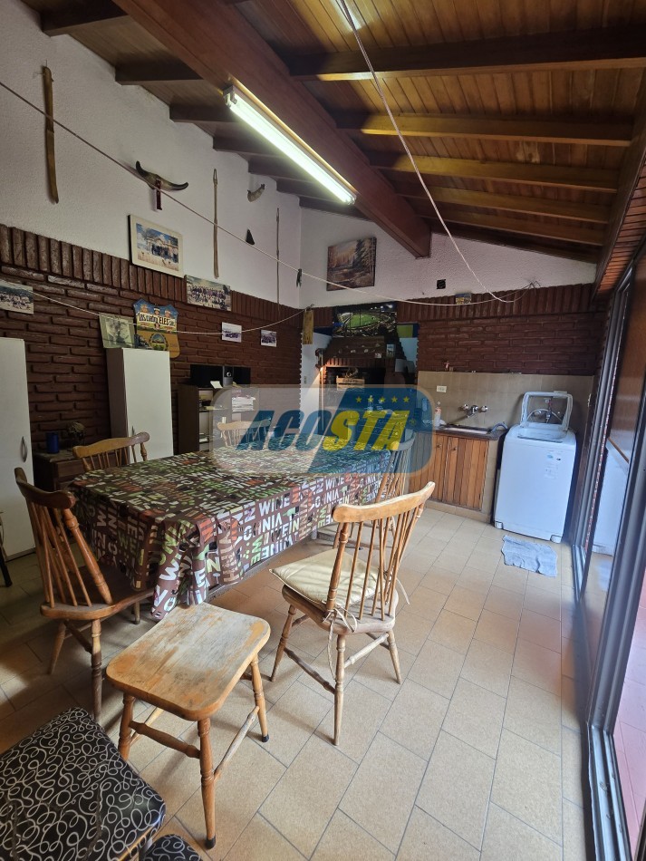 PH de 5 ambientes al frente con entrada independiente + taller/deposito 