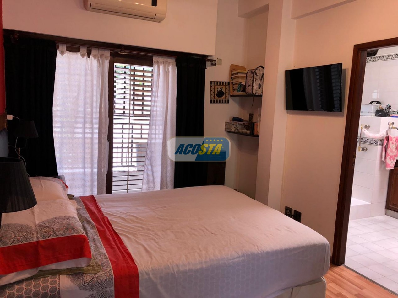 EXCELENTE CASA DE 5 AMBIENTES CON FONDO Y PISCINA