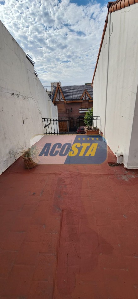 CASA 3 AMBIENTES EN BARRIO NAON, CON FONDO Y GARAGE