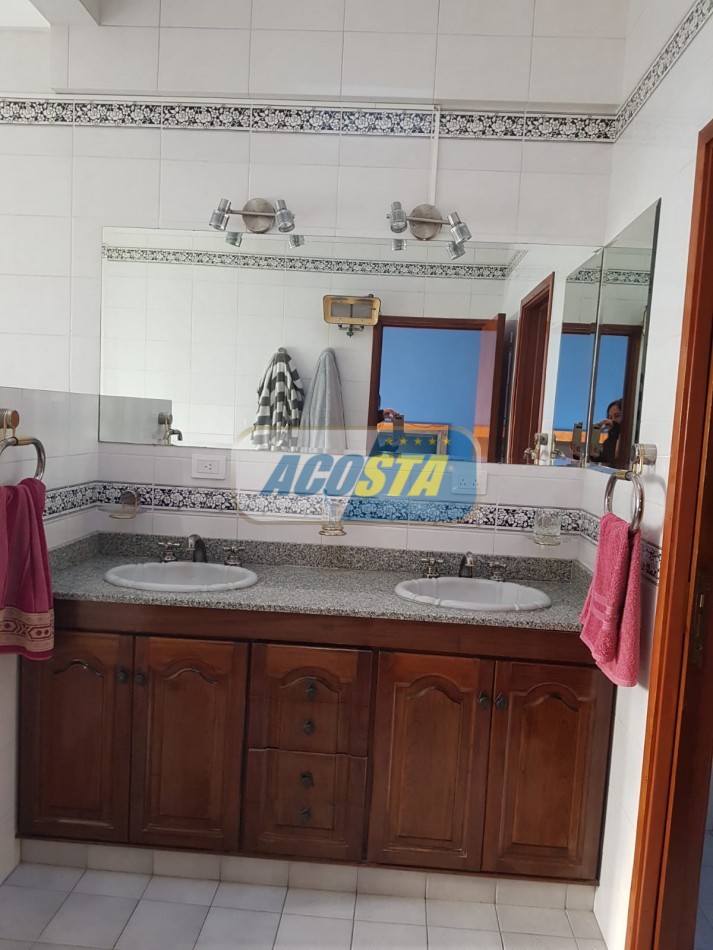 EXCELENTE CASA DE 5 AMBIENTES CON FONDO Y PISCINA