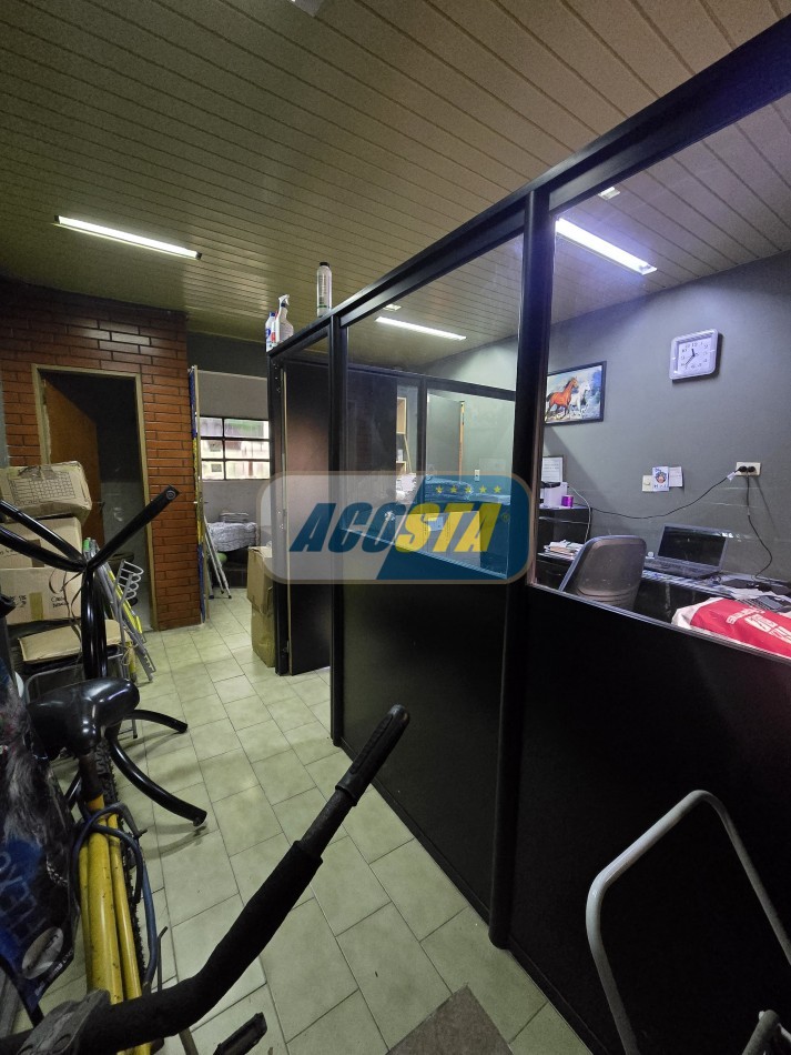 PH de 5 ambientes al frente con entrada independiente + taller/deposito 