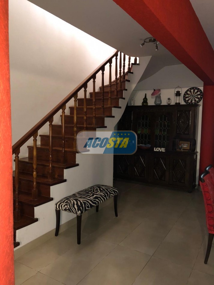 EXCELENTE CASA DE 5 AMBIENTES CON FONDO Y PISCINA